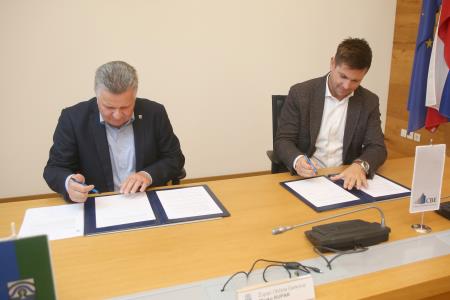 PODPIS POGODBE DOLENJE JEZERO 11 FOTO LJUBO VUKELIČ